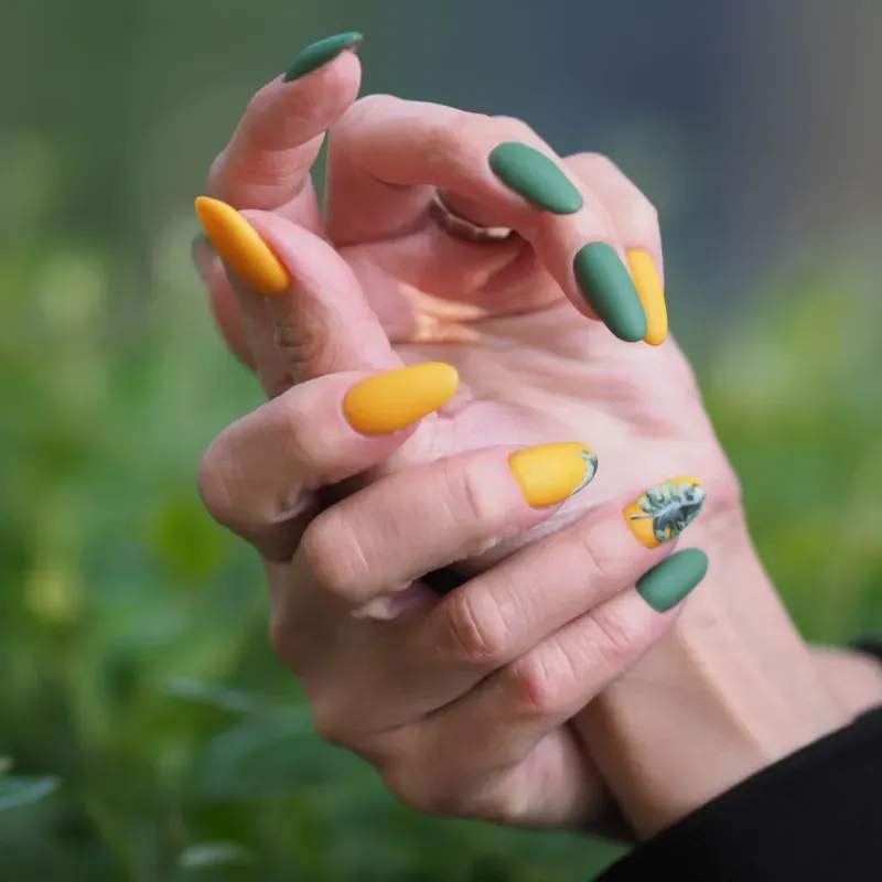 Nageldesign mit Handmalerei